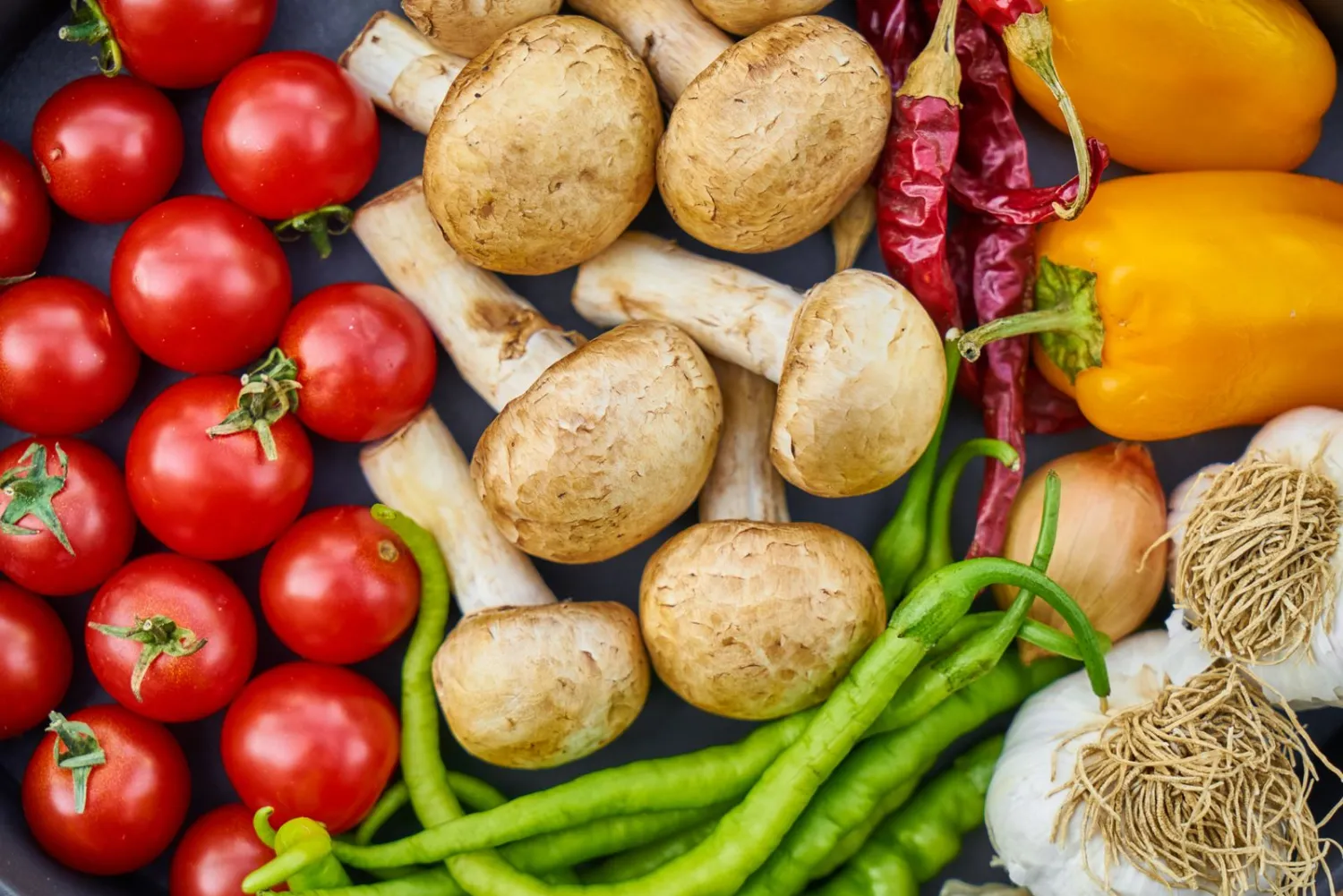 Свежая зелень и овощи
